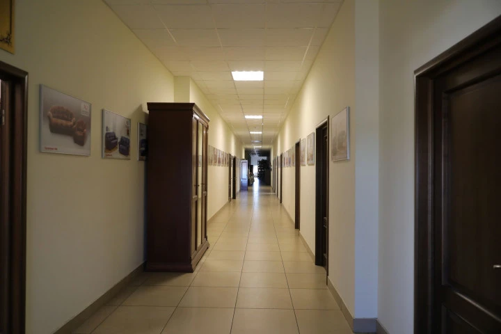 Продажа зданий с земельным участком, готовый бизнес, оборудование и бренд, путем продажи 100% долей Юридического лица.